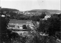 Ellendalen spinderi i forkant langs Akerselva, bestyrervillaen er den hvite bygningen bak til høyre, mens den hvite bygningen bak til vestre er bestyrervillaen for Nydalens Compagnie. Foto: Norsk Folkemuseum (ca 1890).