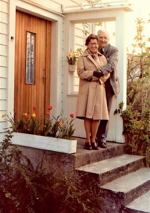 Else og Ragnar på trappen til Harmon Særimnersvei 7.jpg