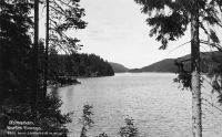 Elvåga i Lørenskog er fortsatt drikkevannskilde. Foto: Ukjent (postkort utgitt av J.H. Küenholdt) (1930-åra).