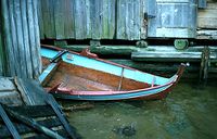 Elvbåt mellom bryggjene. Foto: Håvard Dahl Bratrein / Tromsø Museum (1978).