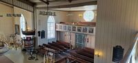 Elverhøy kyrkje sett frå orgelgalleriet, mot sør. Ljosekrona nærast det søre galleriet vart gjeven av foreldra til Eidis Hansen. Foto: Thomas Erik Andreassen (2026)