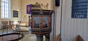 Preikestolen i Elverhøy kyrkje. Laga i 1711 av Morten Resen. På biletet ser ein evanglistene Lukas og Johannes. Opphavsperson: Thomas Erik Andreassen