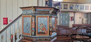 Preikestolen i Elverhøy kyrkje. Laga i 1711 av Morten Resen. På biletet ser ein evanglisten Matteus. Opphavsperson: Thomas Erik Andreassen