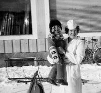 Anne Lise Elvevoll med bestyrerens barn på armen. Foto:Ingrid Berntsen