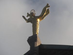 Emanuel Vigeland museum skulptur på tak 2012.jpg