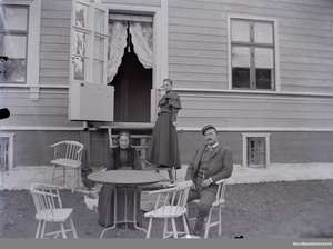 Emil Knudsen med sin hustru og mor.png