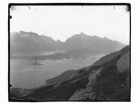 12. En fjord med spisse fjell rundt - NB MS G4 0875.jpg