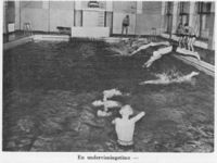 Elever fra skolen i svømmebassenget på 1950-tallet