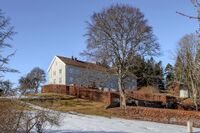 Ekeberg gård med hageanlegget og den mektige hovedbygningen. Foto: Leif-Harald Ruud (2023)