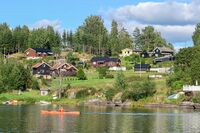 Holtoppgrenda i Ytre Enebakk med innsjøen Langen i forgrunnen. Foto: Leif-Harald Ruud (2016).