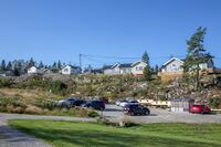 En gruppe hytter ligger på en høyde vest for sentralbygget. Foto: Leif-Harald Ruud (2019).