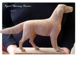 Engelsksetteren skåret i tre var blant Bjørns aller første arbeider. Foto Bjørn Sørvang Hansen.