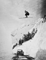Oppvisning av Alf Engen. Her hopper han over en fjellvei i Alta, Utah, i 1950- årene.