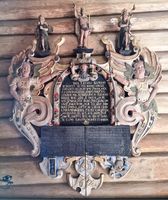 Epitafiet (minnetavla) over presten Bård Nilsen (1572-1635), som var prest i Biri fra 1603 til sin død. Tavla sto opprinnelig i stavkirka, der Bård også var gravlagt, men den ble flytta over til den nye tømmerkirka da denne ble tatt i bruk. Foto: Trond Nygård (2019).