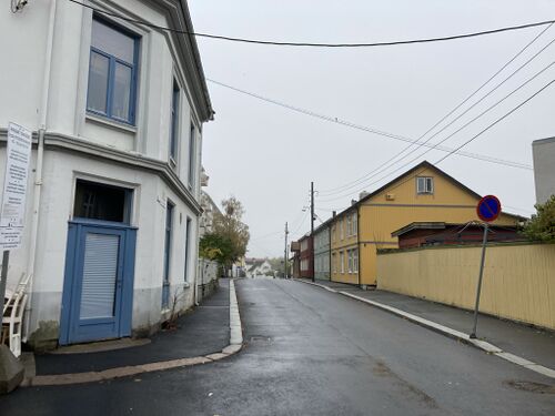 Fremfor Etterstadgata 18, 2021. Muligens noe skjevere bygg? Kan også skyldes vinkel på kamera.