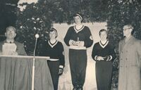 Premieutdelingen i alpin kombinasjon under De III internasjonale vinterleker for døve i Oberammergau i februar 1955. Foto: Gjengitt med tillatelse av Stein Erik Wroldsen