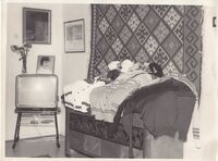 En bunke med strikkegensere klare for utsending til kunder tidlig på 1960-tallet. Interiør fra leiligheten på Lambertseter. Åkle fra Sogn, vevd av Eli Høyvik. Foto: Eva Iversen