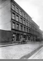 Osterhausgate 9 i Kristiania, hvor Ole Evensen bodde når han flyttet inn til byen i 1874. Ole jobbet som brødkjører (kusk for bakeri) den første tiden. Bildet er ifra 1920 Foto: Arbeiderbevegelsens arkiv og bibliotek