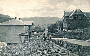 Færøyene. Hus nær Tvøroyrar kirke.PNG