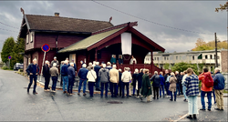 Blått skilt monteres. Avdukningsseremoni ved varaordfører Anette C. Elseth, Lillestrøm kommune.