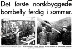 Første norskbygde bombefly mai 1939. Fototeksten lyder: Den første Caproni-kroppen bygges. Kontrollofficeren, Ingeniør Slaatten, direktør Eckhoff og driftsingenør Andersen gleder seg over utvidelsene.