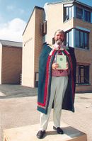 Blakstad skole i Asker ble tatt i bruk i 1997. På åpningsdagen stilte rektor Petter Rasmussen i vikingdrakt. Foto: Svend Aage Madsen, 1997