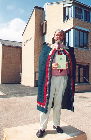 Første skoledag - rektor med bok.jpg