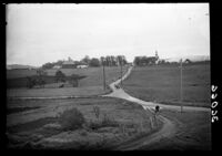 1939, før veien fikk navnet Korsvik allé. Til venstre Lade gård og til høyre, Lade kirke. Foto Hilfling-Rasmussen