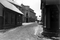 Hjalmar-buda, litt av Vasbotn-huset og Olaisen-huset til venstre for Halkjelskata, inngangspartiet på Birkevold-huset til høgre. I 1930-åra.