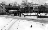 Frå høgre Steinsvik-huset, ___, Rønnestad-huset, Birkevold-huset og Andersen-huset på nedsida, og vi ser baksida av Hjalmar-buda og litt av Vasbotn-huset sist i 1930-åra.