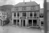 Sivertsen-huset i Kyrkjegata, no samanbygd med Halkjelsgata 11 (Haugen Bok), ca. 1910.