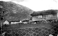 Dei gamle gardshusa på Elias-bruket (2) på Helset