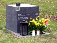 Arkitekt Svein Erik Moe og Sivert Johan Moe Apenes Matris gravminne