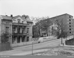 Gata kommer ut til Fagerborggata hvor hovedbygningen til byløkka Fagerborg ligger i midten. Til høyre dagens nr 1, bygningen til venstre erstattet i 1959 av dagens nr. 2. Foto: Ruth Raabe/Oslo Museum (1935).