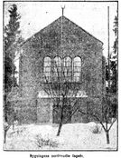 Faksimile fra Aftenposten 12. desember 1927; utsnitt av omtale av ferdigstillelsen av bygningen. Vinduene er senere murt igjen.