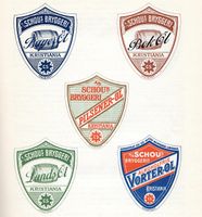 Faksimile av etiketter fra 1921. Hentet fra Schous bryggeris jubileumsbok (1921).