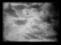 42. Fallskjermhoppere i luften - no-nb digifoto 20160212 00097 NB NS NM 02699.jpg