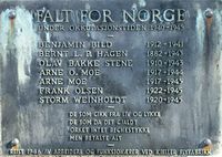 Navneplate på bauta for 6 falne ved Kjeller flyplass. Reist av ansatte ved Kjeller Flyfabrikk 1946. Foto Steinar Bunæs.