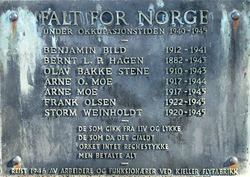 Falne ved Kjeller flyplass. Reist av ansatte vd Kjeller Flyfabrikk 1946.