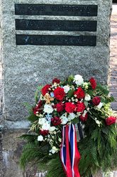 Falne Kjeller, reist av arbeidskamerater. Bautaens nedre del. Foto Steinar Bunæs.