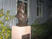 Byste av Falsen i sentrum av Drøbak, oppsatt i 2014, utført av Reidar Finsrud. Foto: Stig Rune Pedersen