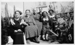 Damer i familien Hoel samlet 1925. Fra v. Alvhilde Olsen Granholt, Mathea Sabine Torgersdatter Stubberud, Marie Stubberud, Agnes Granholt, Marie Frogner, barn, Borghild Frogner.