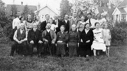 Familien Stubberud samlet i Stasjonsveien 33, Strømmen.