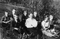 200. Familiebilde fra Øvre Lurdalen (oeb-200478).jpg