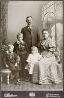 Familiegruppe, sannsynligvis i Kristiania. Foto: Emil Gabrielsen (omkr. 1900).