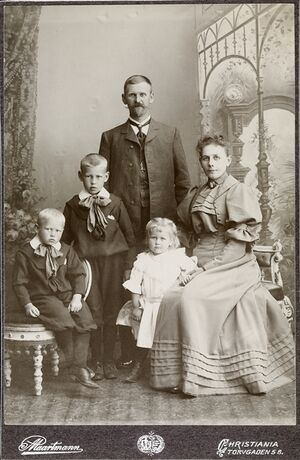 Familiegruppe omkring 1900 av Emil Gabrielsen.jpg