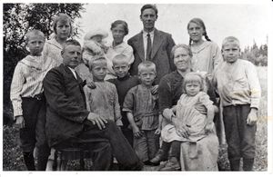 Familien-Joergensen-Paulsberg-omkring-1920.jpg
