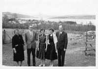 Familien Fremstad på Turids konfirmasjon, 1957: Astrid, Dagfinn, Turid, Reidunn, Kjell. Bedre bakgrunn her! Vi ser tomta etter låven. Fjøsmuren står enda.