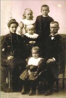 Familien Aavik. Anne, Einar, Helene, Erling, Erik, Ingeborg. Fotografert mens Erik arbeidet på jernbanen i Støren.