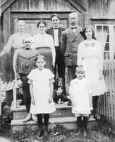 Familien Aavik 1912. Anne, Helene, Einar, Erik, Erling, Ingeborg, Helga. Fotografert mens familien bodde på «Steinkjerbakken».